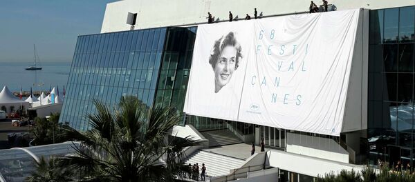 Рабочие монтируют постер 68-го Каннского фестиваля  с изображением актрисы Ингрид Бергман - Sputnik Беларусь