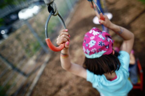 Ребенок на турнике - Sputnik Беларусь