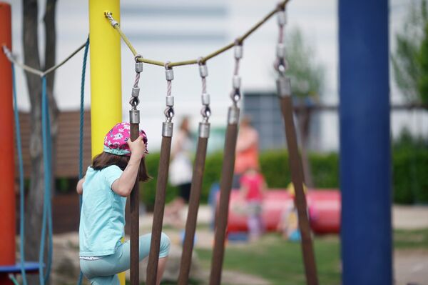 Ребенок на турнике - Sputnik Беларусь