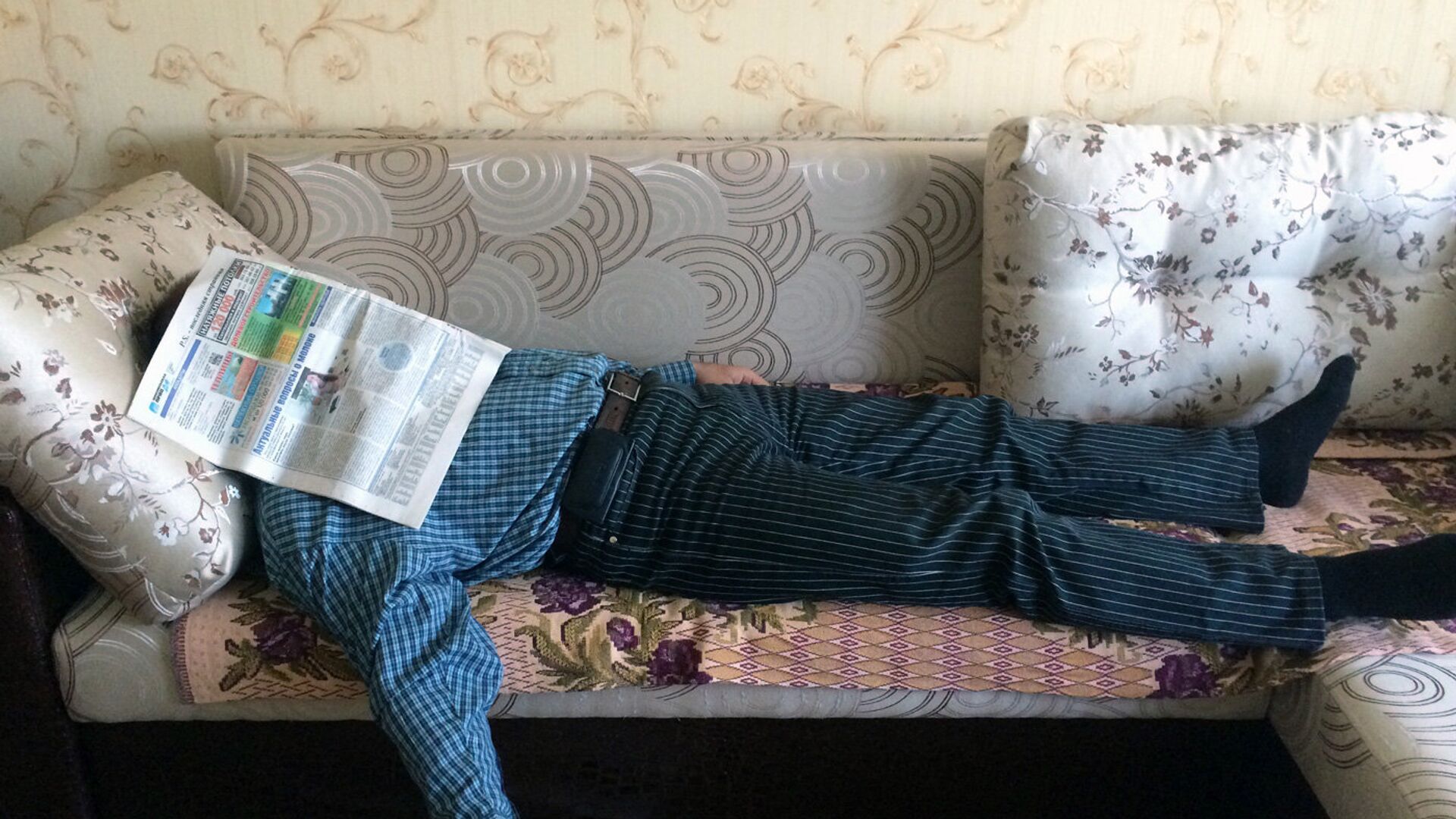 Мужчина отдыхает на диване - Sputnik Беларусь, 1920, 22.12.2022