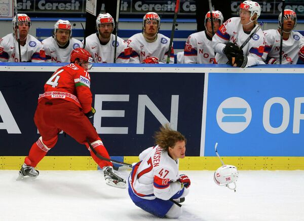 Норвежский хоккеист Александер Бонсаксен фолит на игроке сборной Беларуси Сергее Костицыне Норвежский хоккеист Александер Бонсаксен фолит на игроке сборной Беларуси Сергее Костицыне - Sputnik Беларусь