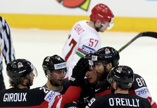 Игроки сборной Канады празднуют очередной гол в ворота белорусской команды  - Sputnik Беларусь