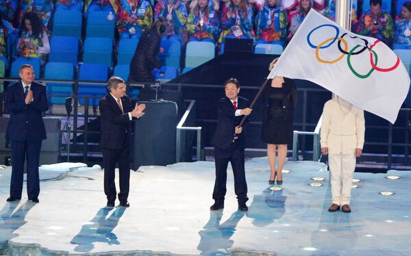 Мэр Сочи Анатолий Пахомов, президент МОК Томас Бах и мэр города Пхенчхана Ли Сок Рэ (слева направо) во время передачи Олимпийского флага - Sputnik Беларусь