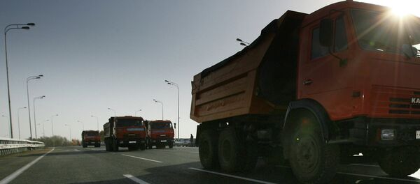 Движение самосвалов по дороге - Sputnik Беларусь