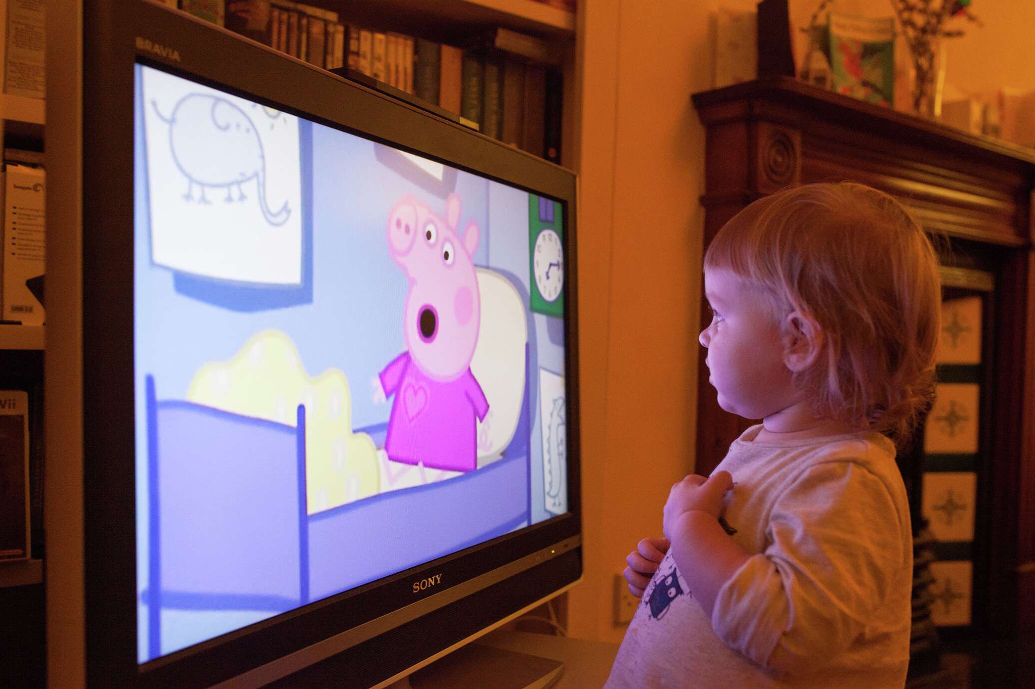 Почему телевизор читает. Детский телевизор. Телевизор для дошкольников. Ребенок за просмотром мультфильма.