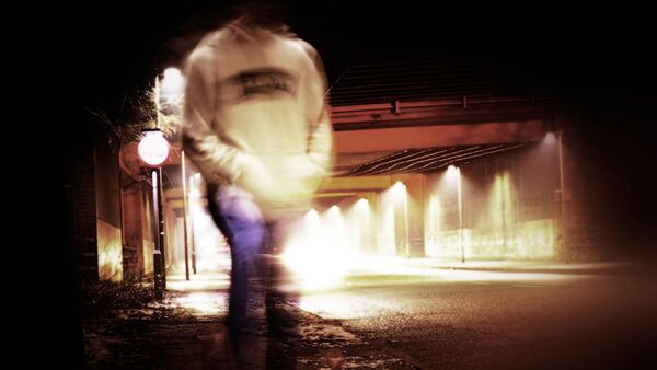 Подросток на ночной улице - Sputnik Беларусь