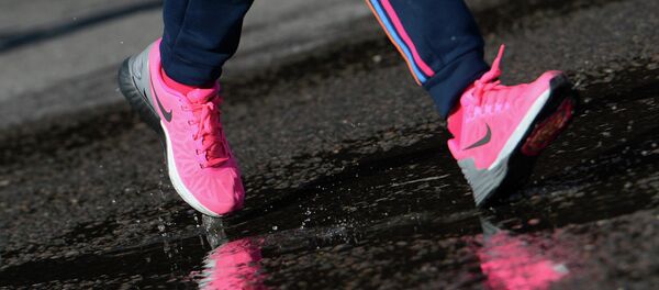 Участница на дистанции Минского марафона - Sputnik Беларусь