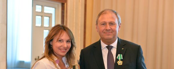 Сергей Румас с женой после награждения - Sputnik Беларусь