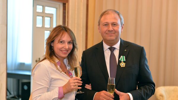 Сергей Румас с женой после награждения - Sputnik Беларусь