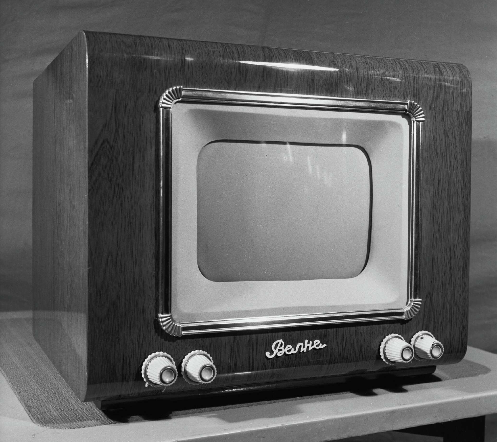 Первые черно белые телевизоры. Телевизор волна 1954. Телевизор Москвич т1. Первый телевизор
