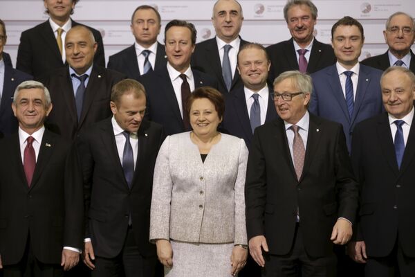 Главы государств и чиновники позируют для общего фото участников саммита Восточного партнерства - Sputnik Беларусь