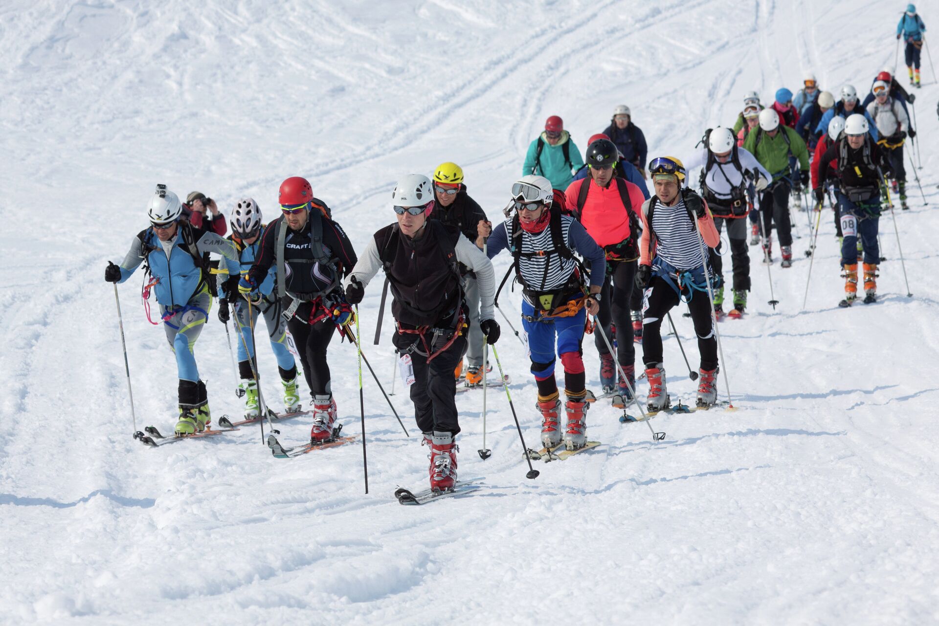 Туристы в горах, архивное фото