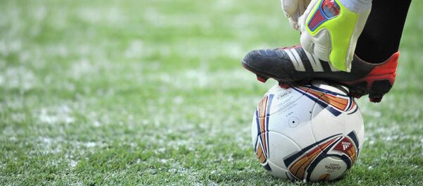 Игрок с мячом во время матча зимой - Sputnik Беларусь