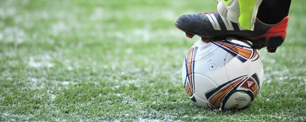 Игрок с мячом во время матча зимой Игрок с мячом во время матча зимой - Sputnik Беларусь