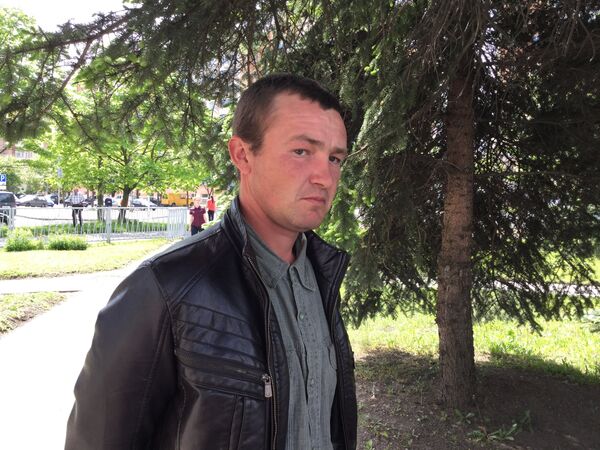 Александр Белов перед зданием Минского городского суда - Sputnik Беларусь