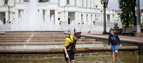 Фонтан возле театра - Sputnik Беларусь