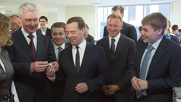 СПУТНИК_Медведев в технопарке предложил Собянину примерить прибор для эффективного сна - Sputnik Беларусь