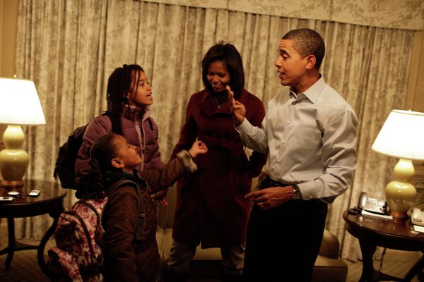 Семья президента США Барака Обамы, старшая дочь Малия - вторая слева - Sputnik Беларусь