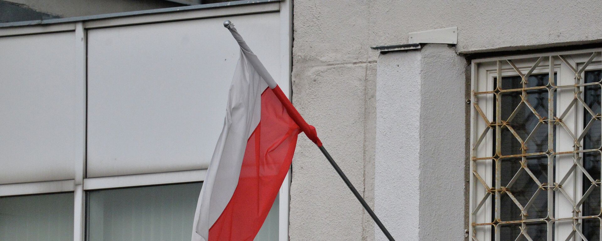 Польский флаг на здании Посольства Польши в Минске - Sputnik Беларусь, 1920, 12.10.2021