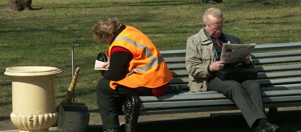 Дворнік на лаўцы Дворнік на лаўцы - Sputnik Беларусь