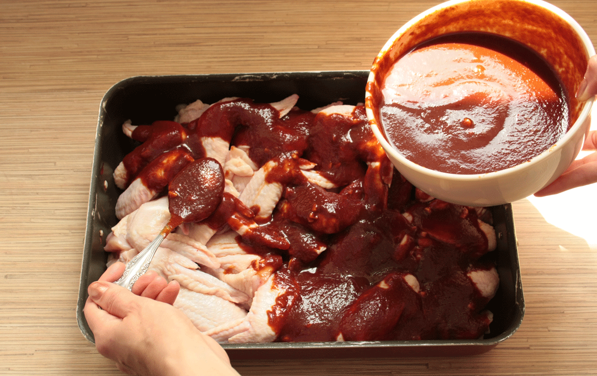Пошаговый рецепт: заливаем соусом подготовленные крылышки  - Sputnik Беларусь