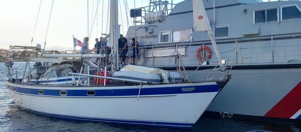 Сотрудники полиции осматривают яхту - Sputnik Беларусь