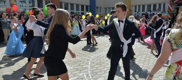 Последний звонок в гимназии № 12 Минска Последний звонок в гимназии № 12 Минска - Sputnik Беларусь