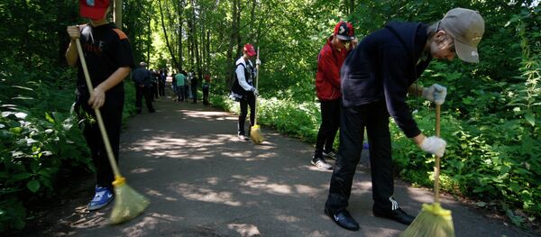 Дети убирают территорию детского оздоровительного лагеря - Sputnik Беларусь