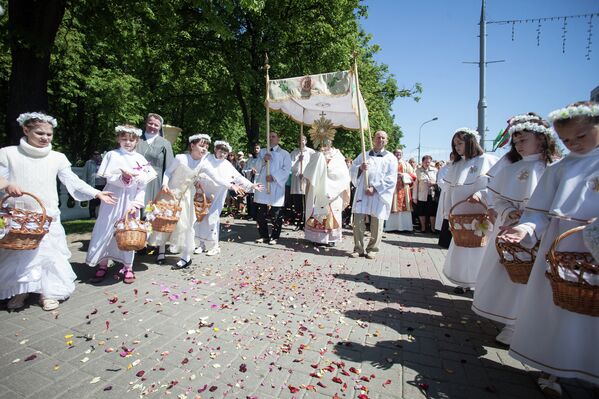 Традиционная процессия по случаю праздника Пресвятого Тела и Крови Христовых прошла 31 мая в Минске - Sputnik Беларусь