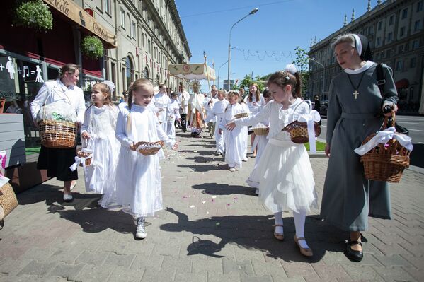 Лепестки роз устилают путь белорусских католиков - Sputnik Беларусь