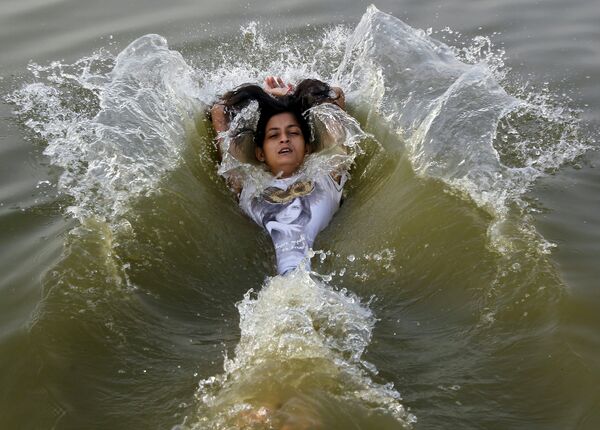 Девушка в водах реки Ганг жарким утром - Sputnik Беларусь