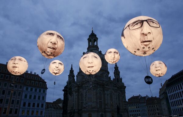 Воздушные шары с изображениями лидеров стран - членов G7 перед собором Фрауэнкирхе в Дрездене - Sputnik Беларусь