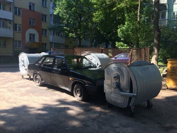 Коммунальщики заблокировали автомобиль в дворе в Гомеле - Sputnik Беларусь