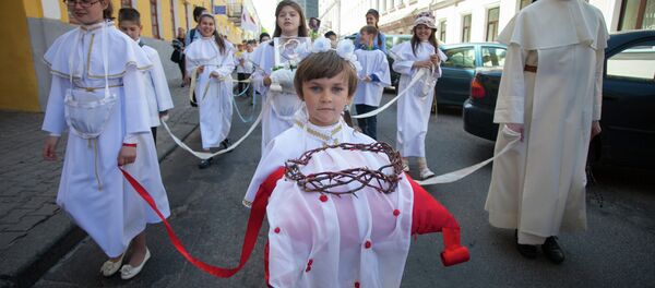 Терновый венец в руках ребенка как символ сопричастности - Sputnik Беларусь