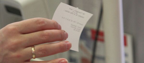 Покупательница держит чек - Sputnik Беларусь