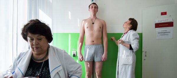 Призывник во время медосмотра у хирурга на сборном призывном пункте - Sputnik Беларусь