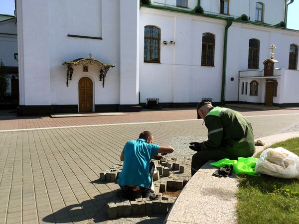Ремонтные работы перед Свято-Духовом собором в Минске - Sputnik Беларусь