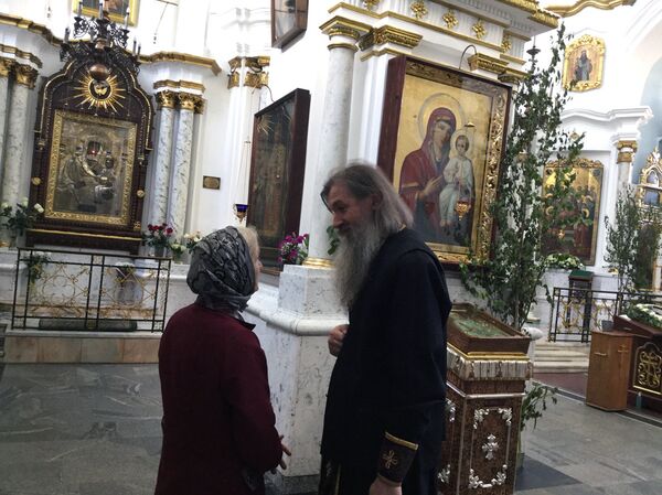 Старший духовник Минской епархии протоирей Игорь Латушко беседует с прихожанкой Старший духовник Минской епархии протоирей Игорь Латушко беседует с прихожанкой - Sputnik Беларусь