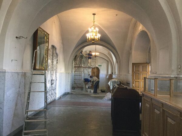 Рабочие делают косметический ремонт в главном православном храме Беларуси Рабочие делают косметический ремонт в главном православном храме Беларуси - Sputnik Беларусь