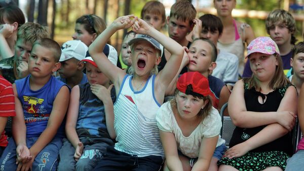 Дети на общем собрании в оздоровительном лагере - Sputnik Беларусь
