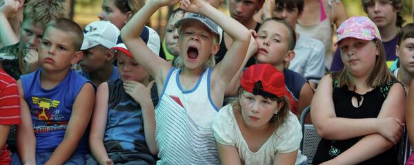 Дети на общем собрании в оздоровительном лагере Дети на общем собрании в оздоровительном лагере - Sputnik Беларусь