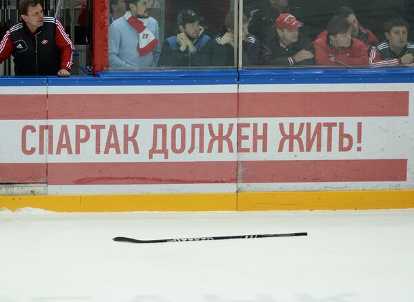 Девиз написанный на бортах хоккеного катка Дворца спорта Сокольники - Sputnik Беларусь