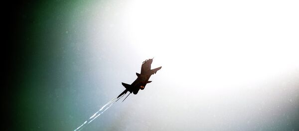 Истребитель МиГ-29 совершает маневр Истребитель МиГ-29 совершает маневр - Sputnik Беларусь