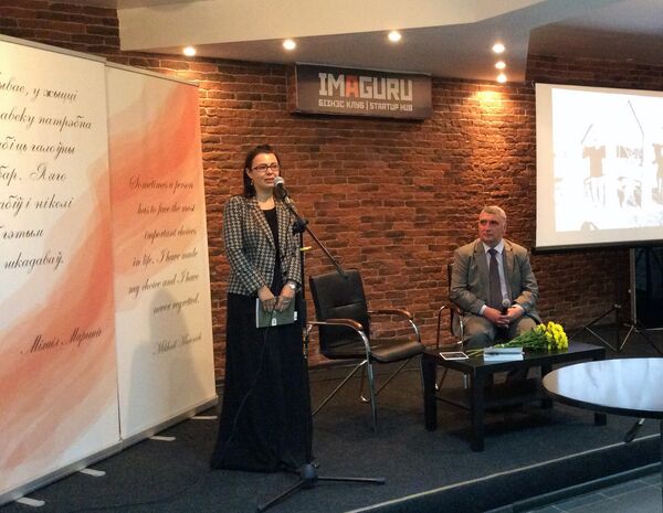 Вдова Михаила Маринича Татьяна и автор книги об известном политике Александр Томкович Вдова Михаила Маринича Татьяна и автор книги об известном политике Александр Томкович - Sputnik Беларусь