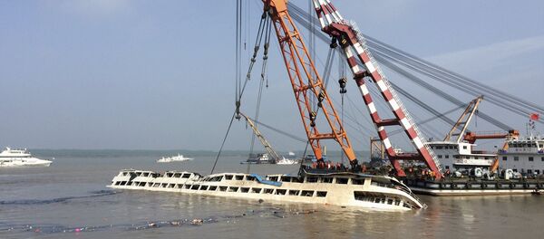 Китайские спасатели поднимают из воды теплоход Звезда Востока - Sputnik Беларусь