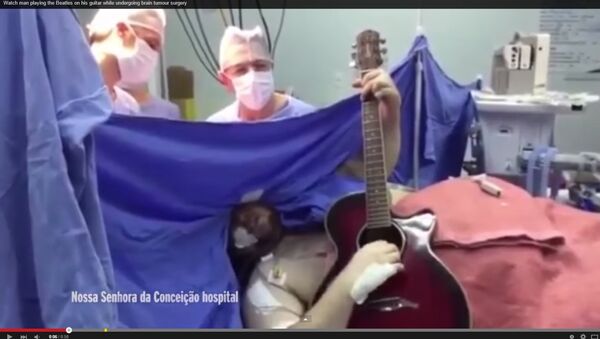 Бразилец сыграл песню The Beatles во время операции - Sputnik Беларусь