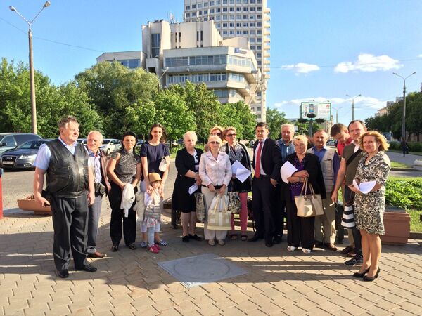 Жители улиц Урожайная и Червякова перед встречей в районной администрации - Sputnik Беларусь
