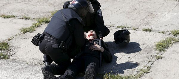 Пятеро милиционеров пострадали во время столкновений между участниками гей-парада и радикалами в столице Украины Пятеро милиционеров пострадали во время столкновений между участниками гей-парада и радикалами в столице Украины - Sputnik Беларусь