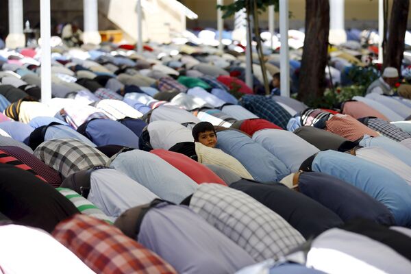 Люди на пятничной молитве в мечети в Кахраманмарас, Турция - Sputnik Беларусь