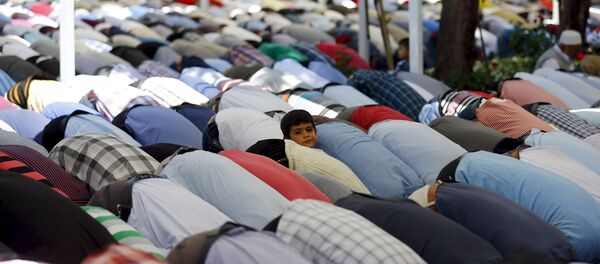 Люди на пятничной молитве в мечети в Кахраманмарас, Турция Люди на пятничной молитве в мечети в Кахраманмарас, Турция - Sputnik Беларусь